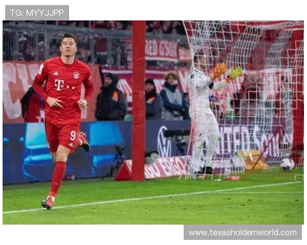 莱万自摆乌龙后将功补过，勾射破门锁定胜局